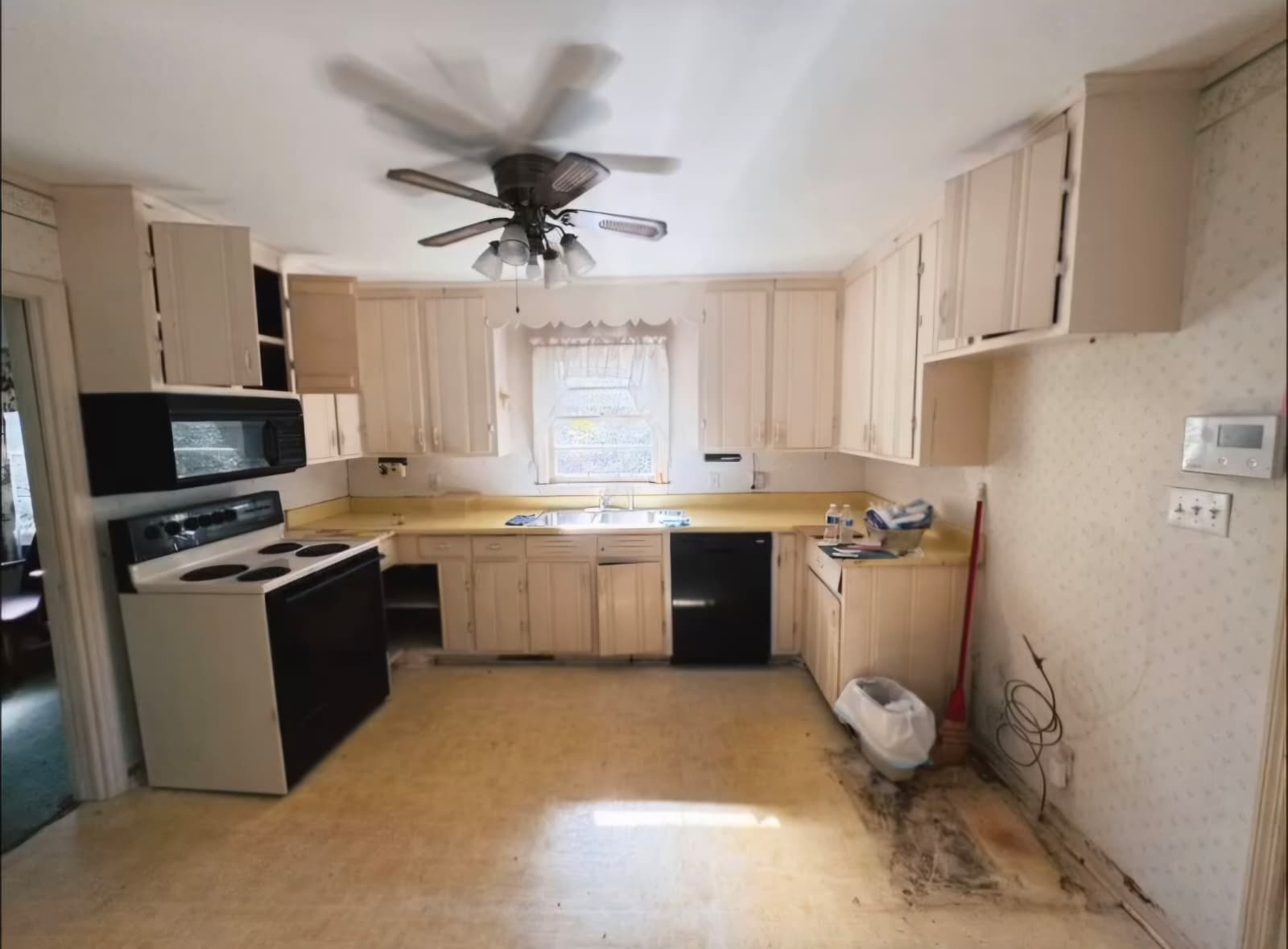 Kitchen Remodeling - before project photograph